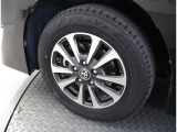 かっこいいホイールですね。 車のイメージを大きく左右するホイール部分はコダワリを持ちたいですね。