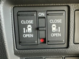 【両側パワースライドドア】両側がパワースライドドアになっており、運転席のスイッチやスマートキーでも開閉が可能です!開口部も広いので乗り降りも楽々♪