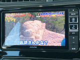 停車時には画面でテレビ番組を視聴でき、待ち時間や休憩中の楽しみに活用できます。画面には番組映像と字幕が表示され、車内で過ごす時間を快適に演出してくれます。
