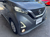 LEDヘッドランプ:ハロゲンランプの約2倍の光量でより明るく遠くを照らし、夜間走行時の視認性を高めます。