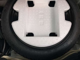 パンク修理キットがトランクに載っています。
