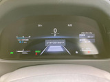 速度やシフト位置、航続に関わる情報などを一画面にまとめて表示し、運転に必要な情報を確認しやすい構成です。表示内容を視線の移動を抑えて把握しやすく、日々の運転を支えます。