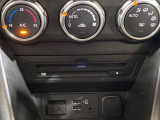 直感的に操作できる3連ダイヤル式のフルオートエアコン。運転中でも視線を逸らさずに温度や風量を調整でき、上質な操作感と快適な室内環境。USB-A端子挿入口もあり、市販ケーブルがあればデバイスの充電も可能