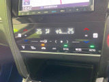 【オートエアコン】一度お好みの温度に設定すれば、車内の温度を検知し風量や温度を自動で調整。暑い&hellip;寒い&hellip;と何度もスイッチ操作をする必要はありません。快適な車内空間には必須の機能ですね♪