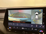 レクサスのお車はすべてバックモニターを標準装備。駐車時のご不安を解消する、パノラミックビューモニターも装備しています。