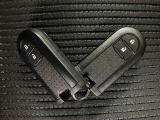 電子カードキーを携帯していれば、ドアハンドルやバックドアのリクエストスィッチを押すだけでドアの施錠、開錠が行えます。電子カードキーがないとエンジンが始動しない、盗難防止に役立つイモビライザー機能付