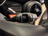 MINIの運転席操作部は、中央に構えるディスプレイが最大の特徴です。航空機を思わせるトグルスイッチなど、直感的で遊び心のあるメカニカルな操作感が、ゴーカートのような走りの高揚感を高めます。