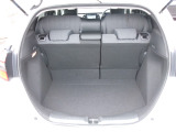 フル乗車時でも十分な荷室です。