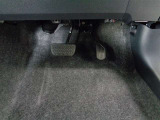 この車輌の清掃風景です!!シートを取り外して徹底洗浄!!細かなほこりやしみついた汗など、前使用者の痕跡を除去します