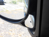 助手席ミラーには、車体左側面の確認ができるサイドアンダーミラーが装備されています。