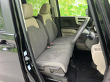 明るい色合いと落ち着いたグレーのシートが組み合わさり、車内を穏やかな雰囲気にしています。前席は視界が広く、乗り降りもしやすいレイアウトです。