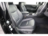 見えないところまで徹底洗浄!中古車をキレイで気持ちよくお乗りいただけるよう、トヨタ認定中古車はしっかりクリーニング。エンジンルームやシートを外した洗浄まで目に見えないところまで徹底的に洗浄しています。