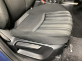 運転席にはドライバーの体型や好みに応じて前後方向だけでなく、高さの調整ができるシートリフターを装備!