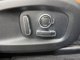 電動パワーシートですので運転中のシート調節も安全に行えます。微調整も可能ですのであなただけのドライビングポジションを実現します。