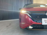 対向車がいてもハイビームを維持できるアダプティブLEDヘッドライト。先行車や対向車の有無に応じてハイビームの照射パターンを変化させ、常に視認性の高い状態が維持されます。