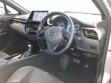 運転席周りのレイアウトをご覧ください。ナビゲーションが綺麗に装着されすっきり収まってますね!