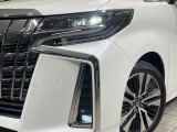 【LEDヘッドライト】悪天候や夜間走行時も良好な視界を確保し安心して運転できる高輝度LEDヘッドライトを装備!点灯速度が早く、消費電力も抑えられています。