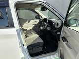 運転席側になります。是非一度座ってじっくり内装もご覧くださいませ。