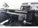 【まるまるクリーニング】内装工程では、中古車を気持ちよくお乗りいただけるよう清掃しております。シートの洗浄はもちろん、ニオイの元となるフロアカーペットまで洗浄・消臭を実施。