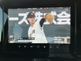停車中にはテレビ番組を視聴でき、待ち時間も車内で快適に過ごせます。画面で映像を楽しめる装備が備わり、移動先での休憩時間を充実させたい方にもおすすめです。