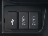 USB接続により外部オーディオと連携する事が出来、車内で音楽を楽しむ事が出来ます。