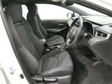 高いホールド性で運転姿勢が安定します。長距離ドライブでも疲れにくいのが魅力です。快適なドライビングライフをお送りください♪