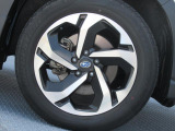 スバル純正18インチアルミホイール。 タイヤサイズは225/55R18。納車時に弊社指定の新品タイヤ4本と交換いたします。