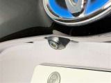 【バックカメラ】車両の後方を映像で確認するためのカメラです。運転席のモニターに映像が映し出され、後方確認や駐車をサポートします。