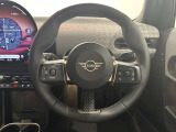 MINIのロゴが映える、シンプルでスタイリッシュなステアリング。