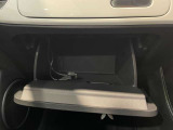 車検証などを収納する下部のボックスです。ETC車載器などがすっきりと収まる設計で、開閉ヒンジの緩みやダンパーの作動不良はありません。
