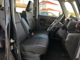 運転席と助手席は、身体を受け止める形状で落ち着いて座れる空間です。窓からの視界も広く、運転する方も隣に乗る方も周囲を確認しやすい配置です。