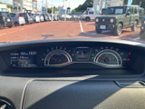 速度計や各種表示がまとまっており、運転中に必要な情報を前方から視線を大きく動かさず確認できます。走行距離や時刻なども表示され、日常の運転に便利です。