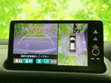 後方の映像と車両周囲の映像を画面で確認でき、駐車時の周辺把握をサポートします。ガイド表示もあり、駐車スペースへの出し入れを落ち着いて行いたい方に便利です。