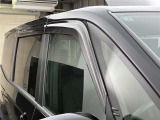 ドアバイザーも付いています。雨の日に少し窓を開けても、雨水が入りにくく、喫煙する方などにも強い味方です。