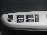 パワーウィンドウを装備しております。運転席側はオート機能付きで、スイッチを奥まで押す・引くことで、窓が自動で全開・全閉します。