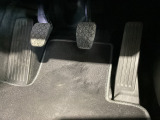 マツダ車の共通するポイントに前輪を前に出し運転席足元スペースを広げたこと!これによりホイールハウスが邪魔にならずにドライバーの中心線を基準とした位置へのペダル配置が可能となりました!