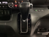 CVT車のセレクトレバーです。低速から高速まで、変速ショックのないスムーズな走りを実現するとともに、エンジン効率のよい領域を維持することで燃費にも貢献します。