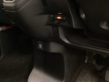 自社整備工場で点検整備をおこなってからお渡ししています。車検が残っている場合は『12ヶ月点検整備』を、車検整備付きの場合は『車検整備』をおこないます。整備費用は車両本体価格に含まれています。