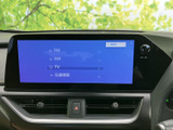 FM・AM・TV・交通情報などの選択項目が画面に並び、利用したいメニューを確認しやすい表示です。音声や情報を使いたい場面に合わせて選べる、日常使いに便利な装備です。