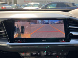 サラウンドビューカメラ装備 車両の4つのカメラから得た映像を合成し、上空から眺めているような映像をモニターに映し出します。車両周辺の歩行者や障害物などの発見に役立ちます。