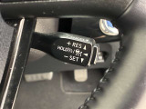 前方の車との車間を設定し、スピードを上げたり緩めたりを自動で行ってくれる追尾式の「レーダークルーズ」。上級装備の一つです!高級車にしかつかない嬉しい機能です。