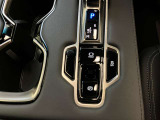 停車時のブレーキホールド機能に対応した電動パーキングブレーキ。渋滞や信号待ちで便利なブレーキホールド機能も装備されています
