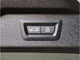 【電動テールゲート】オートマアチックトランクリッドオペレーションが装備されています。両手が塞がっている時でも、スマートキーを身につけていればハンズフリーで開閉可能です。