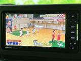 テレビ映像を画面で楽しめる装備です。停車中の待ち時間に番組を視聴でき、見やすい画面でゆったり過ごせます。移動中の視聴を前提としない使い方にご利用ください。
