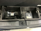 スペア-タイヤが無い為、パンクをした時に必要なコンプレッサ-(電源ソケットに差し込むだけで簡単に空気を入れられます)とパンク修理剤が付いています。