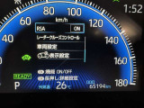 レーダークルーズコントロールです。 前の車との距離をレーダーで測り一定の車間距離に保ってくれますよ。詳細はスタッフまで。