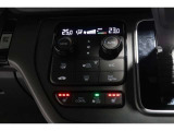 運転席と助手席の温度設定の変更が可能な左右独立タイプのデュアルエアコンです♪♪♪暑がりな人・寒がりな人も誰もが車内を快適にお過ごしいただけます♪♪♪