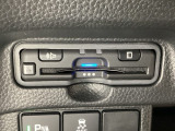ハンドルの左下にETCがついています。高速道路の料金所の通過も楽々です。 カードの取り出しもしやすい場所についています。