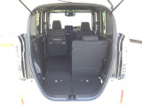 後席は分割可倒式で、用途に合わせてアレンジ可能。荷物の量や乗車人数に応じて柔軟に使える便利なシートです。