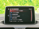 周辺施設の検索メニューが表示され、ガソリンスタンドやコンビニなどを項目から選べます。外出先で目的地や立ち寄り先を探す際に活用でき、画面表示も見やすい位置です。